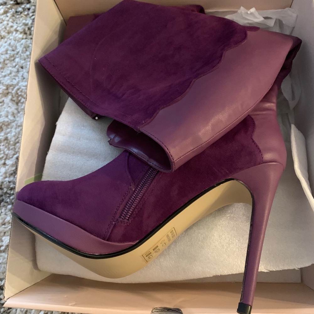 Gorgeous Purple Bootstrap!  New in box!  Size 8.5